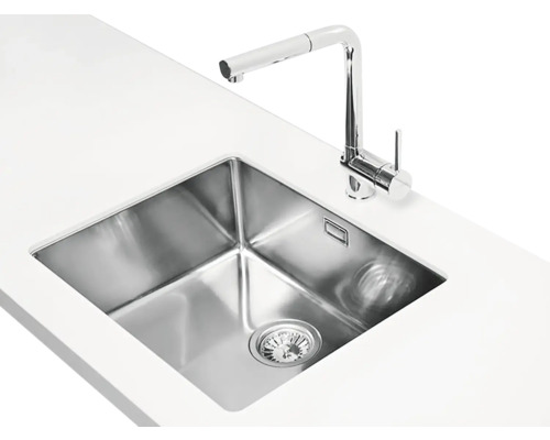 Nerezový drez s vodovodnou batériou na pracovnej doske