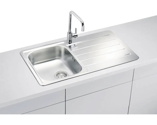 Nerezový drez s odkvapkávacou plochou a batériou na kuchynskej linke