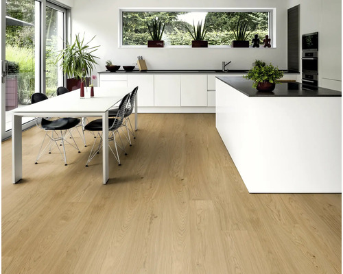 Svetlá obývacia izba s laminátovou podlahou s dreveným vzhľadom, jedálenským stolom a kuchynským kútom
