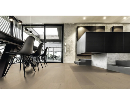 Svetlá obývacia izba s drevenou podlahou, jedálenským stolom a čiernymi stoličkami.