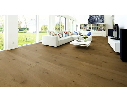 Svetlá obývacia izba s položenými dubovými parketami