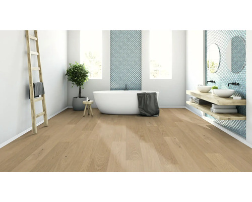 Svetlá kúpeľňa s voľne stojacou vaňou, drevenou podlahou a umývadlom