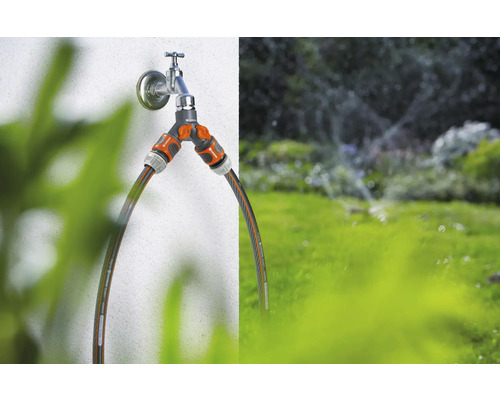 Záhradná scéna s vodovodným kohútikom, rozdeľovačom a záhradnými hadicami na zavlažovanie