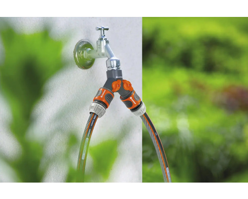 Rozdeľovač vody Gardena na vodovodnom kohútiku s dvoma pripojenými záhradnými hadicami