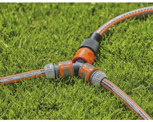 Rozdeľovač záhradnej hadice na trávniku