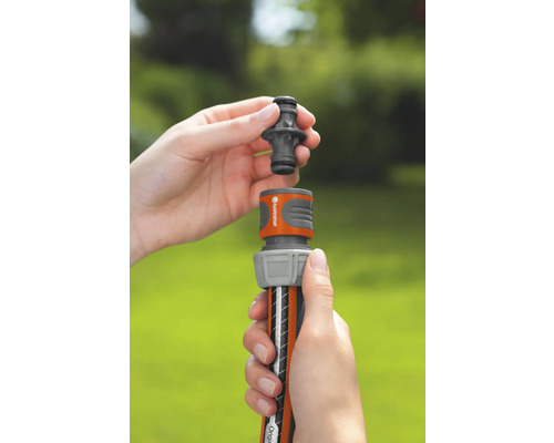 Konektor záhradnej hadice sa pripája k hadicovej prípojke