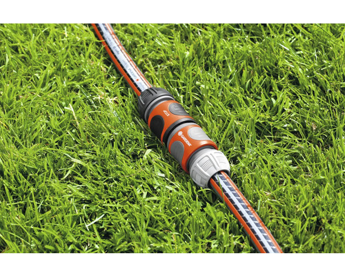 Spojka hadice Gardena na trávniku