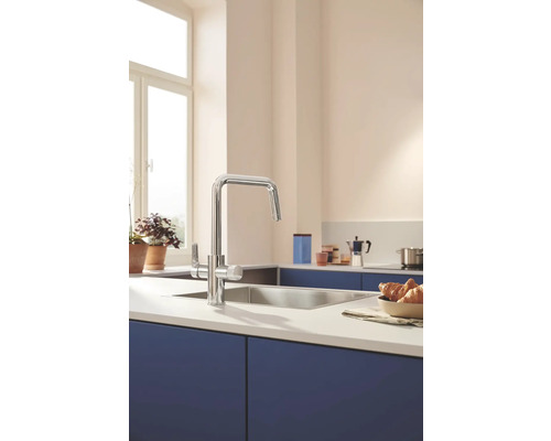 Kuchynská scéna s drezovou batériou, drezom a kuchynským náčiním na kuchynskej linke