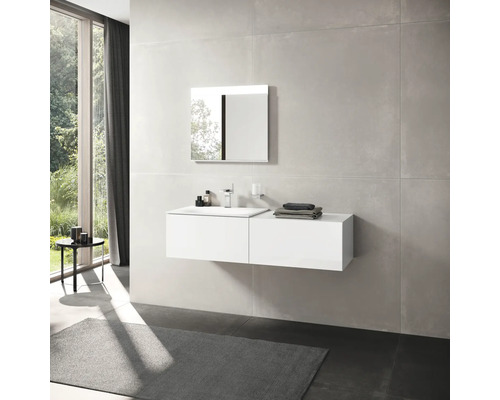 Moderná kúpeľňa s bielou skrinkou pod umývadlo, zrkadlom a oknom