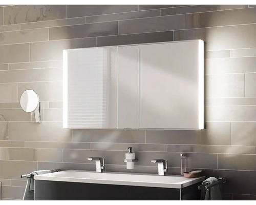 Moderná kúpeľňa s osvetlenou zrkadlovou skrinkou, umývadlom a doplnkami