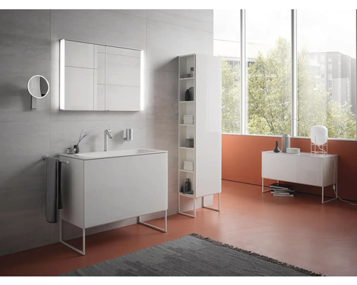 Kúpeľňa s umývadlom, zrkadlovou skrinkou, regálom a komodou vo svetlom dizajne