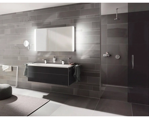 Moderná kúpeľňa s umývadlom, zrkadlovou skrinkou a sprchou