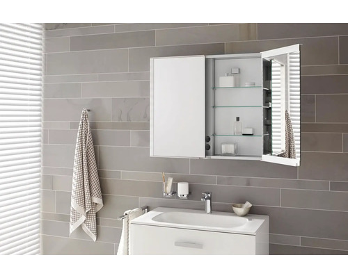 Moderná kúpeľňa s umývadlovou skrinkou a zrkadlovou skrinkou so sklenenými policami