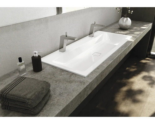 Kúpeľňové umývadlo s batériami, uterákmi, mydlom a vázou s kvetmi