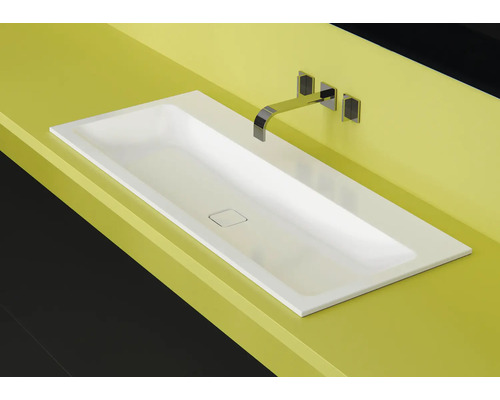 Obdĺžnikové umývadlo s batériou na umývadlovej doske