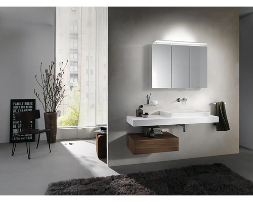 Moderná kúpeľňa s umývadlom, zrkadlovou skrinkou a drevenou spodnou skrinkou