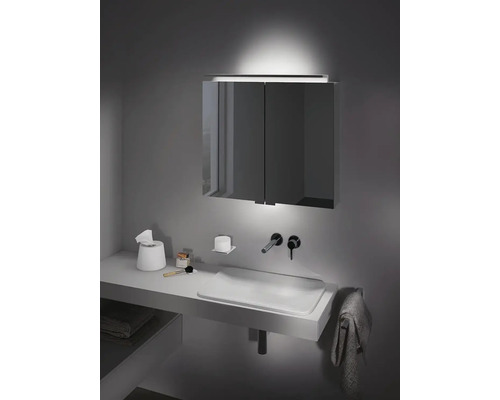 Moderná kúpeľňa s umývadlom, zrkadlovou skrinkou a uterákmi