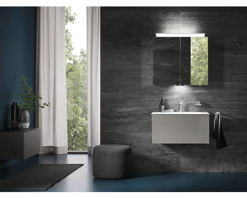 Moderná kúpeľňa s umývadlom, zrkadlovou skrinkou a sivým dizajnom pre štýlové prostredie.