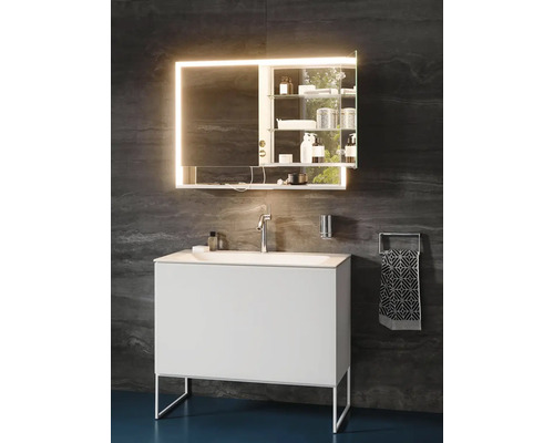 Moderná kúpeľňa s bielou umývadlovou skrinkou, zrkadlovou skrinkou s osvetlením a držiakom na uteráky