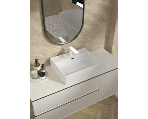 Moderný kúpeľňový interiér s umývadlom, zrkadlom a doplnkami