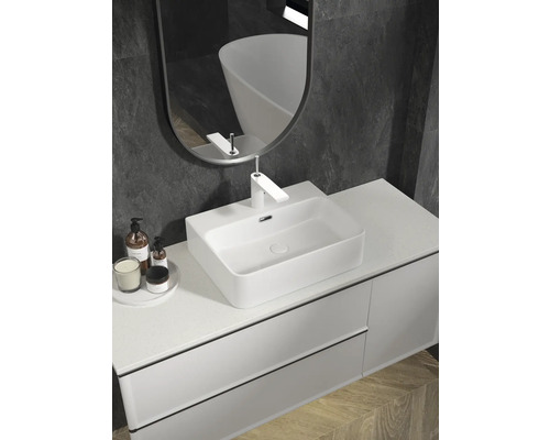 Moderná kúpeľňa s bielym umývadlom na dosku, zrkadlom a spodnou skrinkou