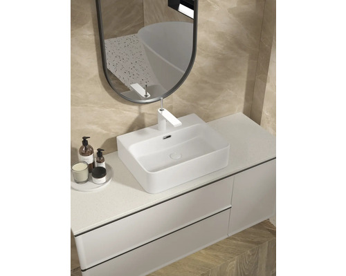 Moderná kúpeľňa s umývadlom na dosku, skrinkou pod umývadlo a zrkadlom