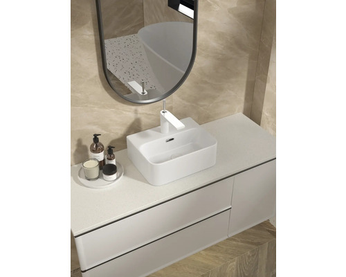 Moderná kúpeľňa s umývadlom, umývadlovou misou, batériou a zrkadlom