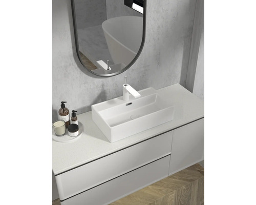 Moderná kúpeľňa s umývadlom, batériou, zrkadlom a spodnou skrinkou