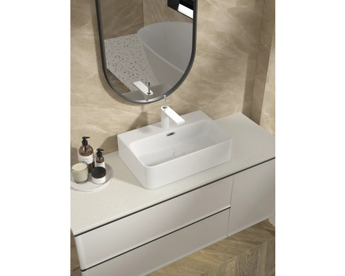 Moderná kúpeľňa s umývadlovou skrinkou, umývadlom na dosku, batériou a zrkadlom