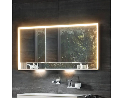 Osvetlená zrkadlová skrinka nad umývadlom v kúpeľni.