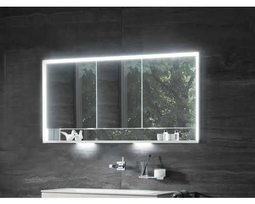 Osvetlená zrkadlová skrinka v kúpeľni