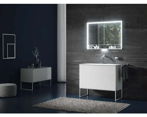 Moderná kúpeľňa s umývadlom, zrkadlom, uterákom a kobercom