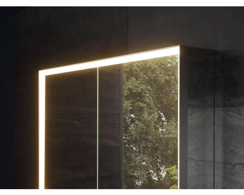 Zrkadlová skrinka s osvetlením na tmavej stene