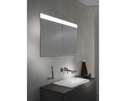 Kúpeľňa s umývadlom, zrkadlovou skrinkou a držiakom na uteráky