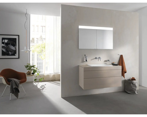 Moderná kúpeľňa s umývadlovou skrinkou, zrkadlom, batériou a doplnkami.