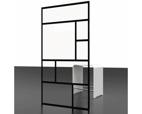 Deliaca stena s geometrickým dizajnom a stoličkou