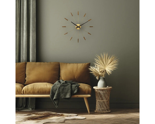 Obývacia izba s pohovkou, odkladacím stolíkom a nástennými hodinami