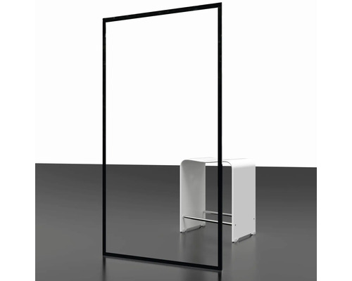 Ochranná stena s čiernym rámom a bielou stoličkou