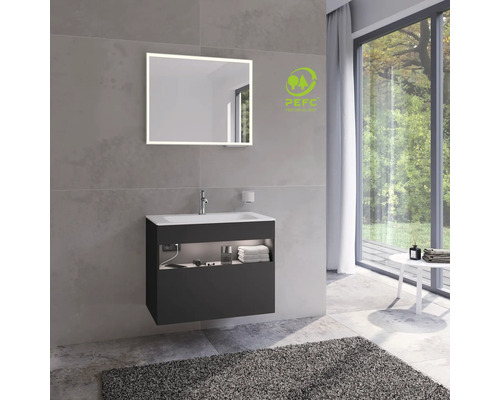 Kúpeľňa s umývadlovou skrinkou, zrkadlom s osvetlením a pečaťou PEFC pre trvalo udržateľné lesné hospodárstvo