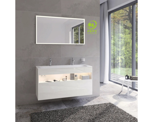 Moderná kúpeľňa s osvetleným zrkadlom, skrinkou pod umývadlo a pečaťou PEFC pre trvalo udržateľné lesné hospodárstvo