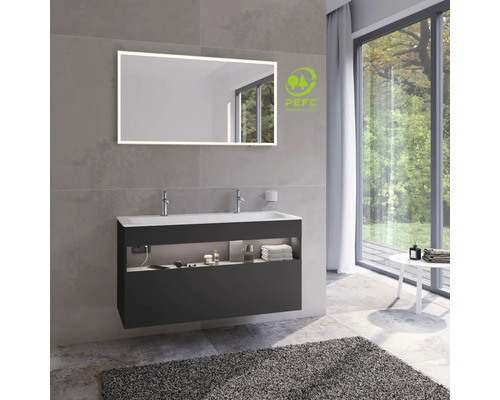 Moderná kúpeľňa s osvetleným zrkadlom, skrinkou pod umývadlo a pečaťou PEFC