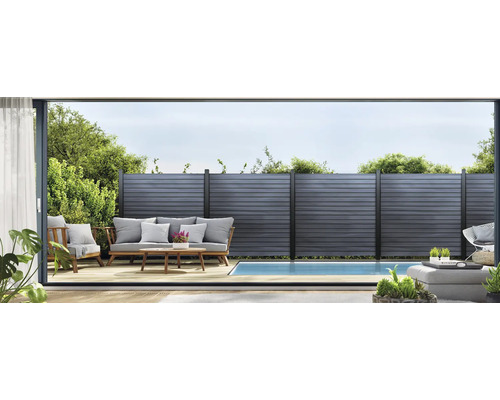 Terasa so záhradným nábytkom, bazénom a zástenou