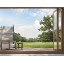 Scéna terasy s kreslom, stolom a výhľadom do záhrady