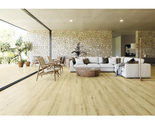 Svetlá obývacia izba s laminátovou podlahou, pohovkou, kreslami a kamennou stenou