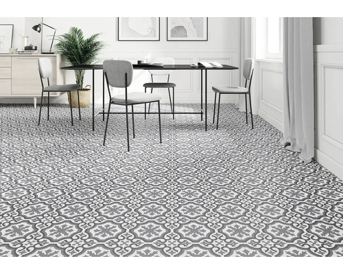 Jedáleň s retro dlažbou, jedálenským stolom a stoličkami