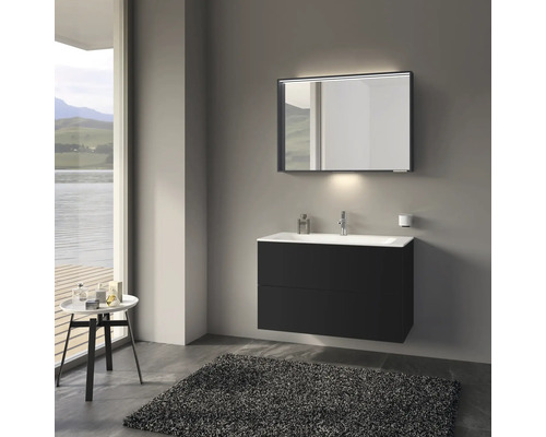 Moderná kúpeľňa s umývadlovou skrinkou, zrkadlom a kobercom