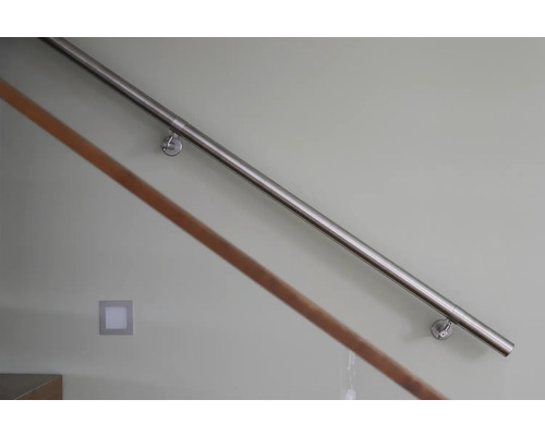 Schodisko s nerezovým zábradlím na montáž na stenu