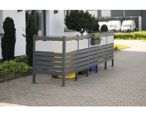 Box na smetné nádoby s kvetináčom a niekoľkými smetnými košmi vonku