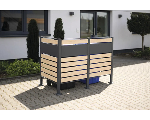 Kryt na smetné nádoby s dreveným obkladom pred domom