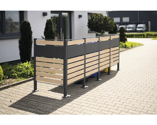 Kontajnerový box z kovu a drevených lamiel vo vonkajšom prostredí